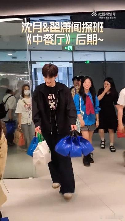 沈月翟潇闻探班中餐厅后期沈月翟潇闻探班中餐厅后期也太暖了！送美食奶茶还陪聊，翟潇