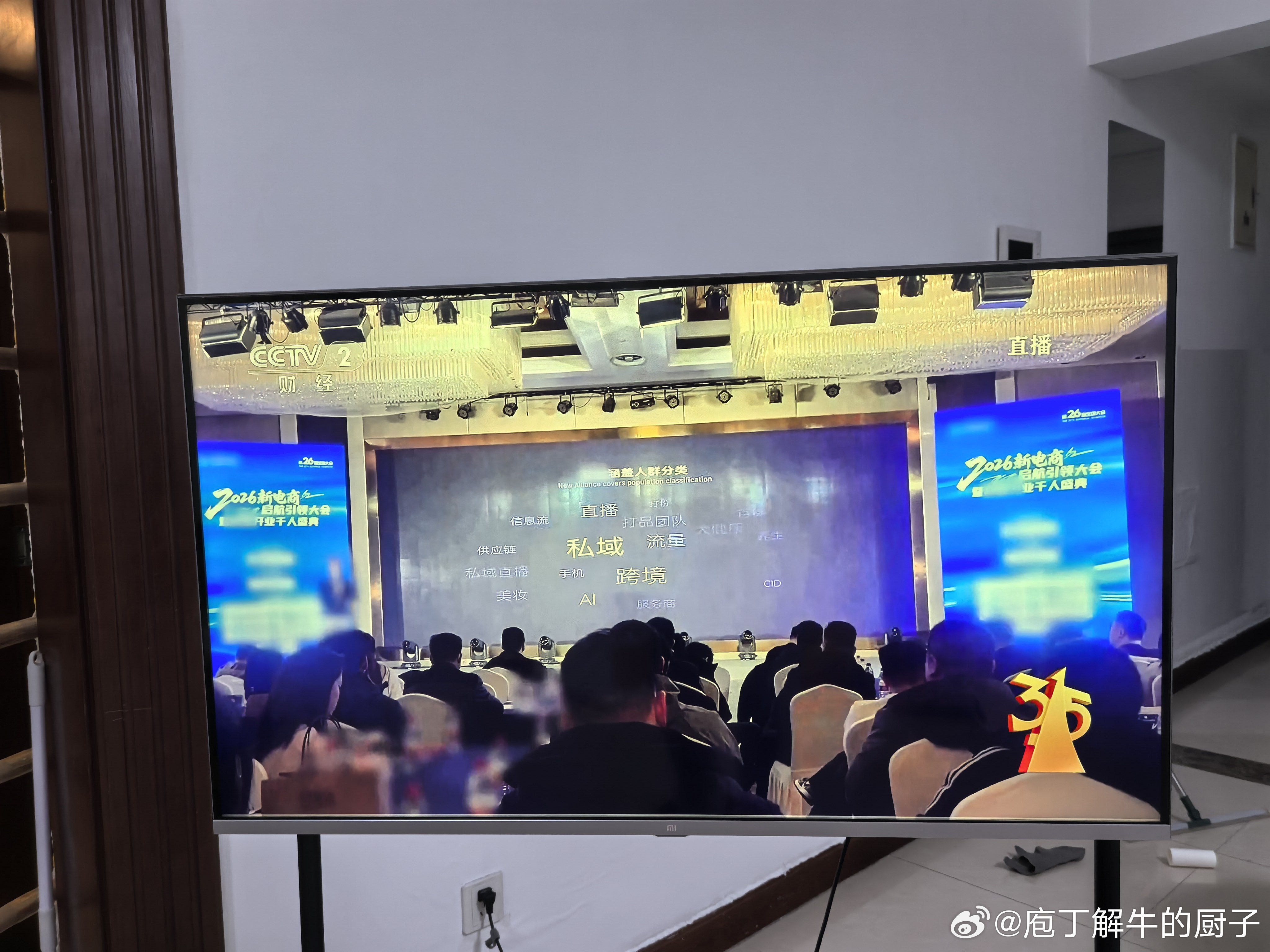 有一回等红绿灯，瞥见一辆电动车混在机动车道最前排。绿灯一亮，它“嗖”一声弹射起步