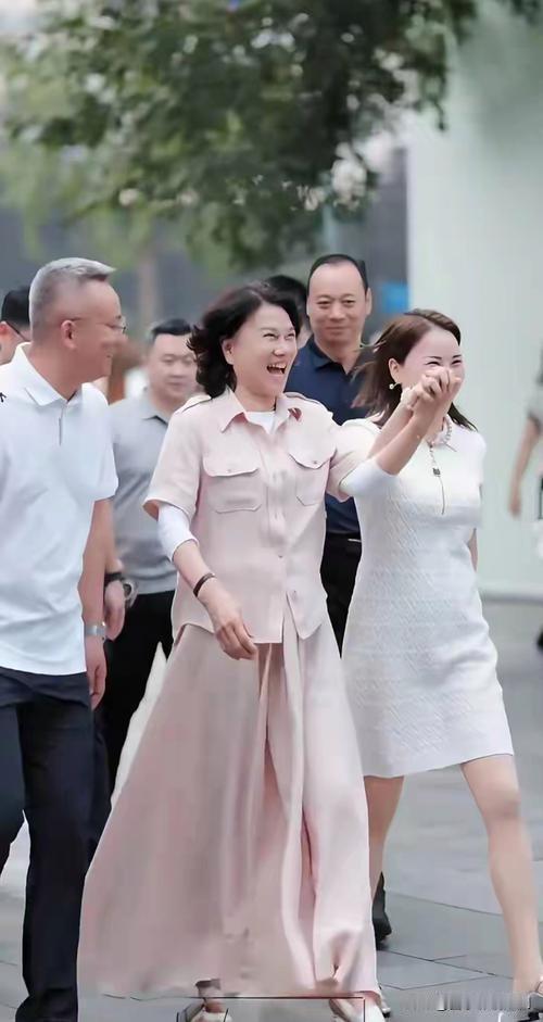 72岁的董明珠近日现身成都太古里，一身浅蓝收腰连衣裙搭配白礼帽、休闲帆布鞋，和大