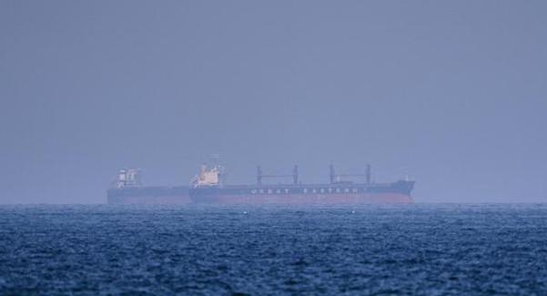 美军太狂了，直接朝伊朗的船开了枪，本来想硬欺负人家，结果伊朗那边的人来得特别快，