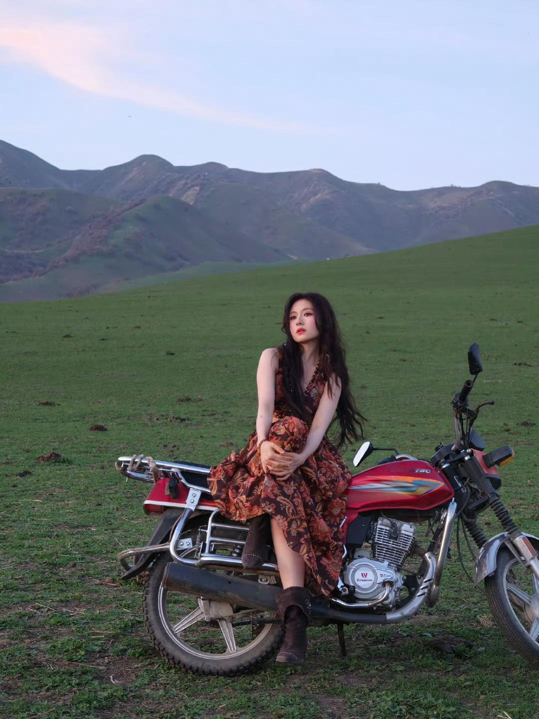 李兰迪公路文走出的女主李兰迪草原野玫瑰李兰迪草地搭配复古机车好美呀！温柔碎花与酷