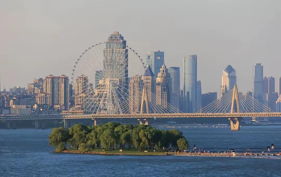 南昌，一座不靠海的“海滨城市”，一江十河串百湖，全市水域面积超2200平方公里，