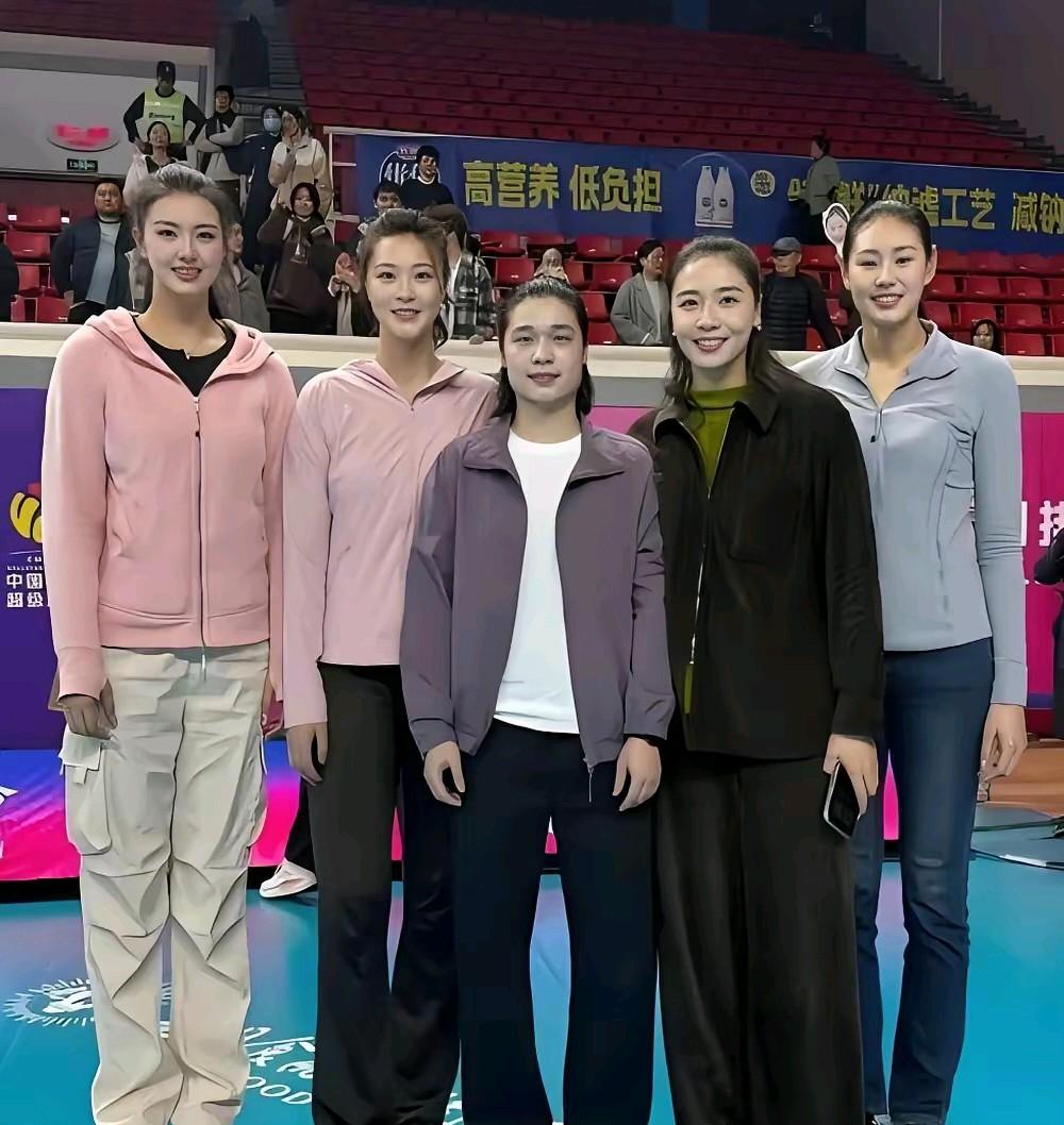 这是中国女排飒爽英姿的五位姑娘们。我第一眼就锁定在左一，她身姿高挑，长相出众的张