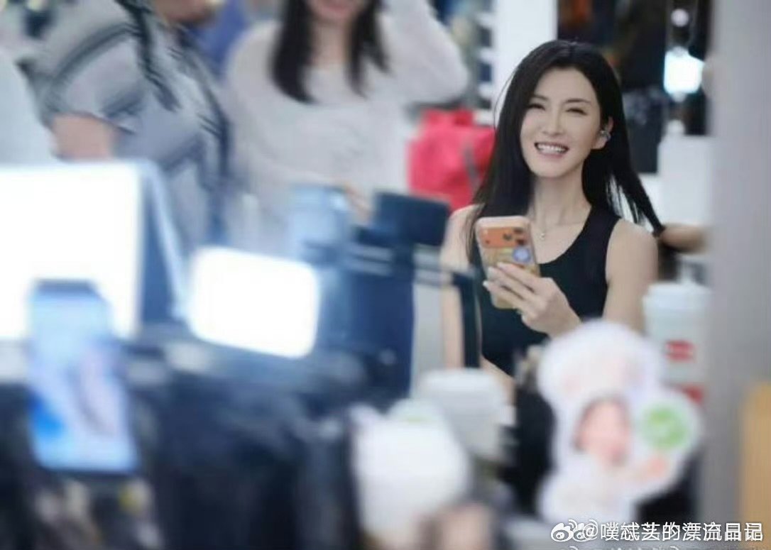 原来徐洁儿的眼镜是老花镜徐洁儿无框眼镜好性感褪去浮华尽显温柔本色，老花镜衬托出沉