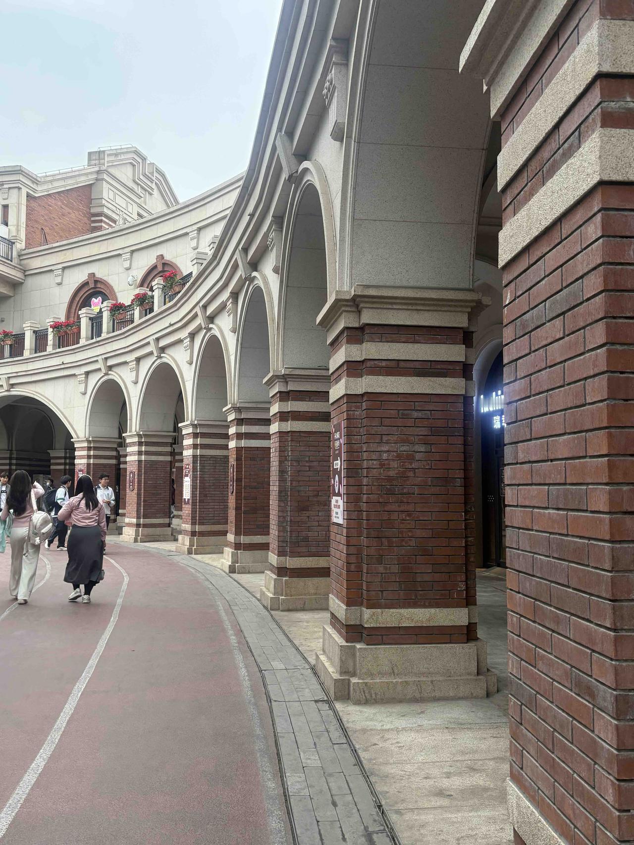 打开头条一看，六笔订单待使用

平时刷视频，看到便宜的团购就下单，买完了也不去，