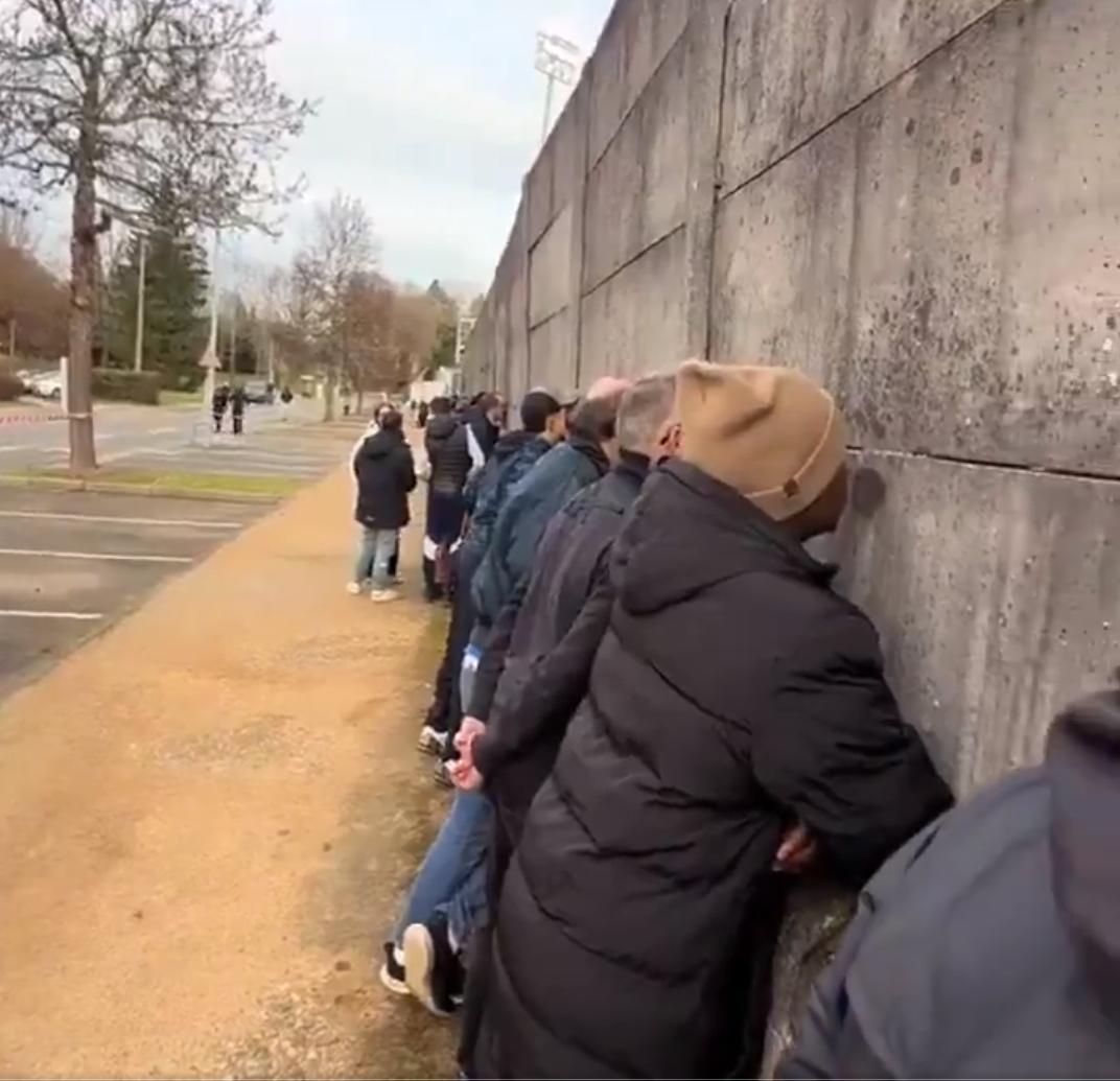 马赛一些没有买到票的球迷挤在韦洛德罗姆球场外墙边，透过缝隙观看马赛奥林匹克队20