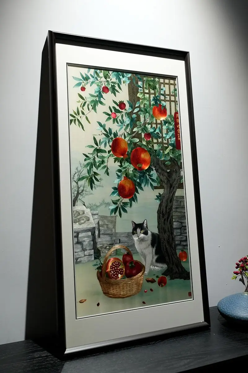 新家挂这幅！手工苏绣石榴画太有氛围感了 这幅苏绣里，藏着中国人最实在的...