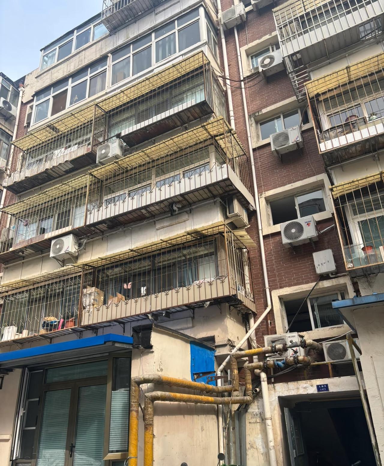 朋友在16年买了一套53平的二手房，
位置在天津河西，
投资的心态，
孩子上学不