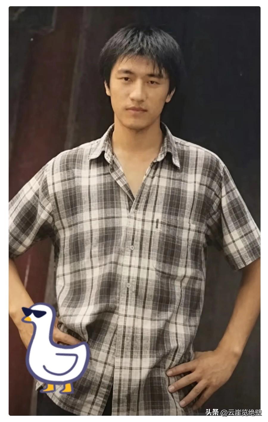 大学时期的张雪峰，是阳光、硬朗、带点野劲的“痞帅”，荷尔蒙感强烈。自带叛逆、野性