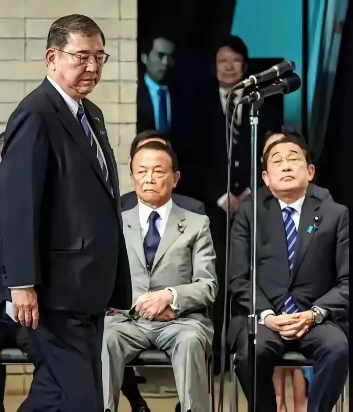 麻省这嘴歪的，是有多不满意，岸田两眼一闭，当起吃瓜群众了，让子弹飞飞先，石破茂估