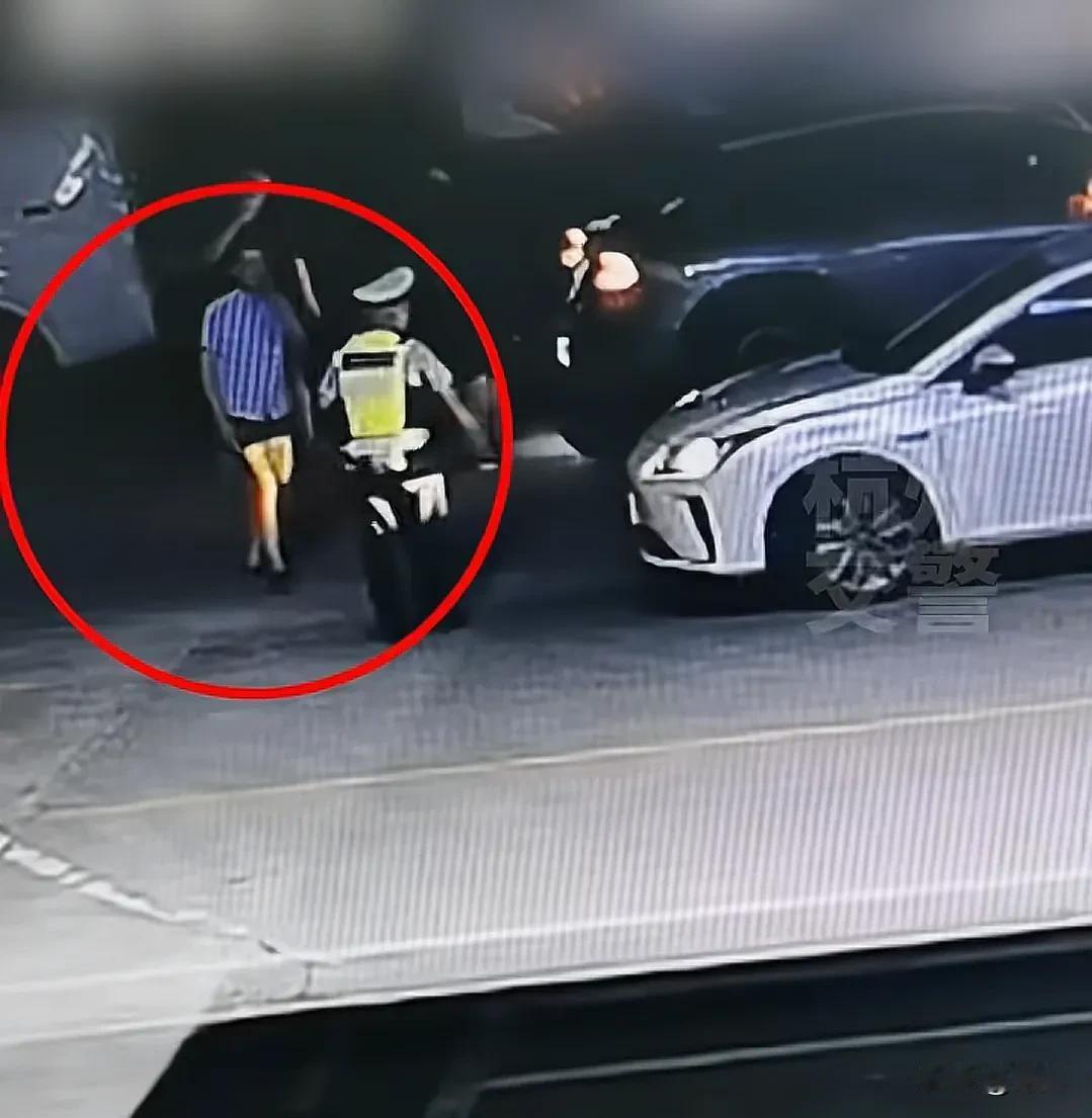 交警同志都有点懵“处理交通事故还有主动送经验包的”，男子酒后驾驶网约车去充电时看
