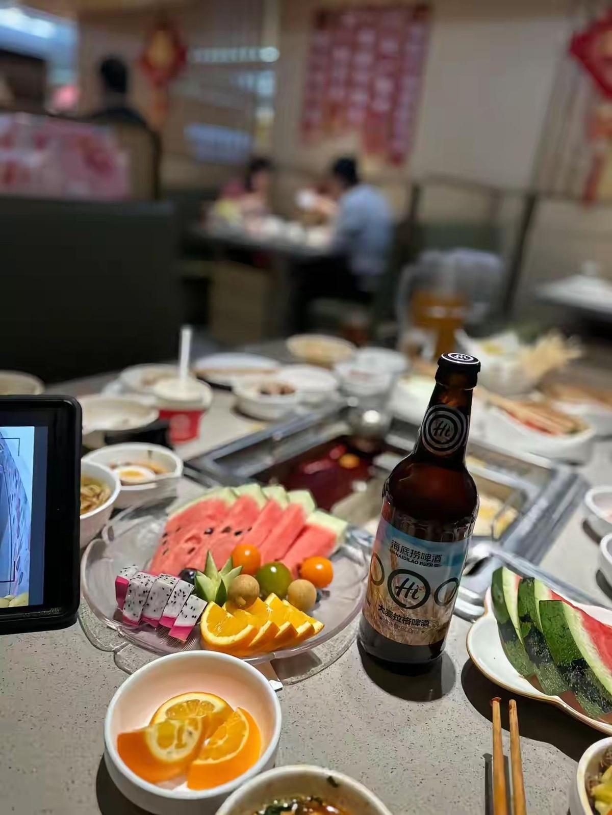 一个人去吃海底捞，点了四个菜、一瓶啤酒，花了一百六。吃到一半服务员抱了个大玩偶放