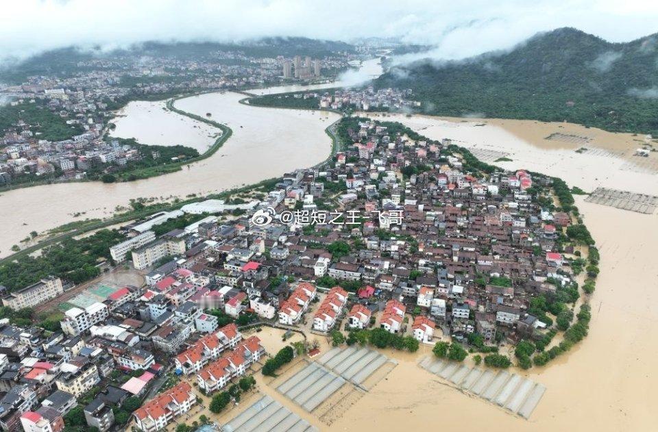 莆田暴雨多地内涝受台风残余环流影响，福建莆田遭遇极端特大暴雨，降雨量打破当地9月
