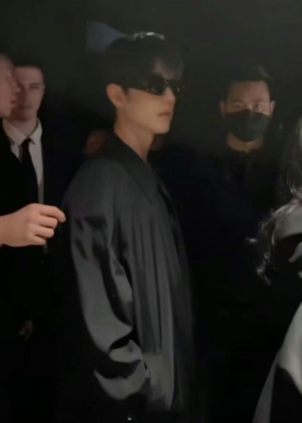 肖战时装周看秀造型路透 