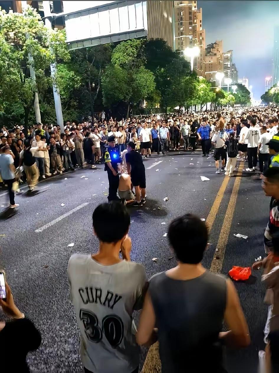 南昌这大哥算是又火又惨，全网都在心疼他！满世界喊“我崽呢？”（南昌话找儿子），结