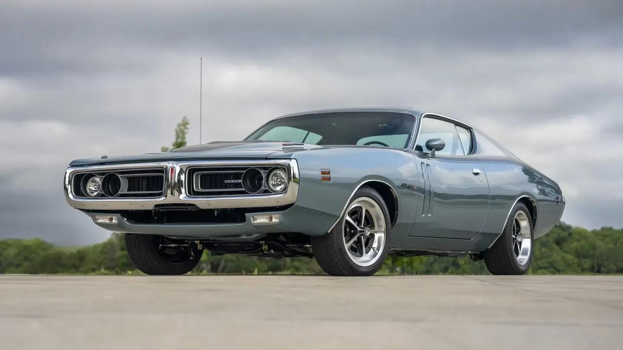 外表是1971年的道奇Charger R/T，蓝色车漆、镀铬保险杠、17寸轮毂，