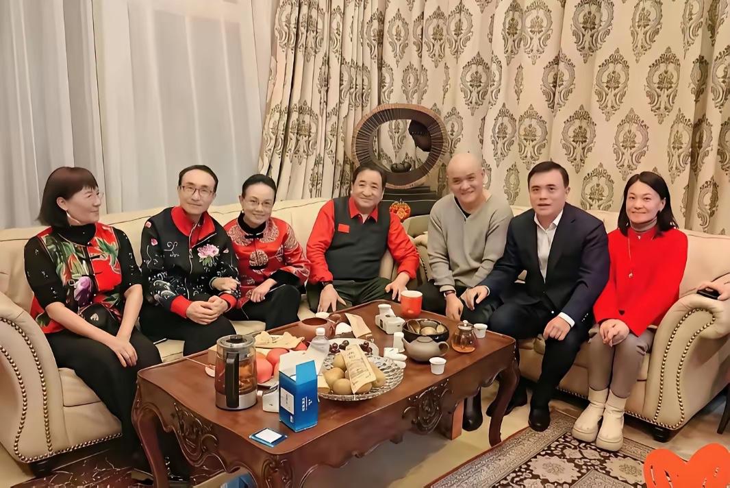 这两天网上看到很多人讨论原曲艺主席，著名相声表演艺术家等一群人在美国家中聚会唱爱