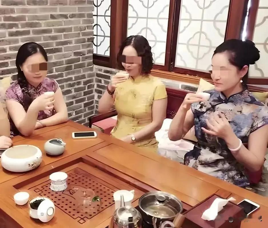 任性的权利！四川成都，女子和2个闺蜜在茶楼喝茶觉得没意思，就打牌助兴，每次5元，