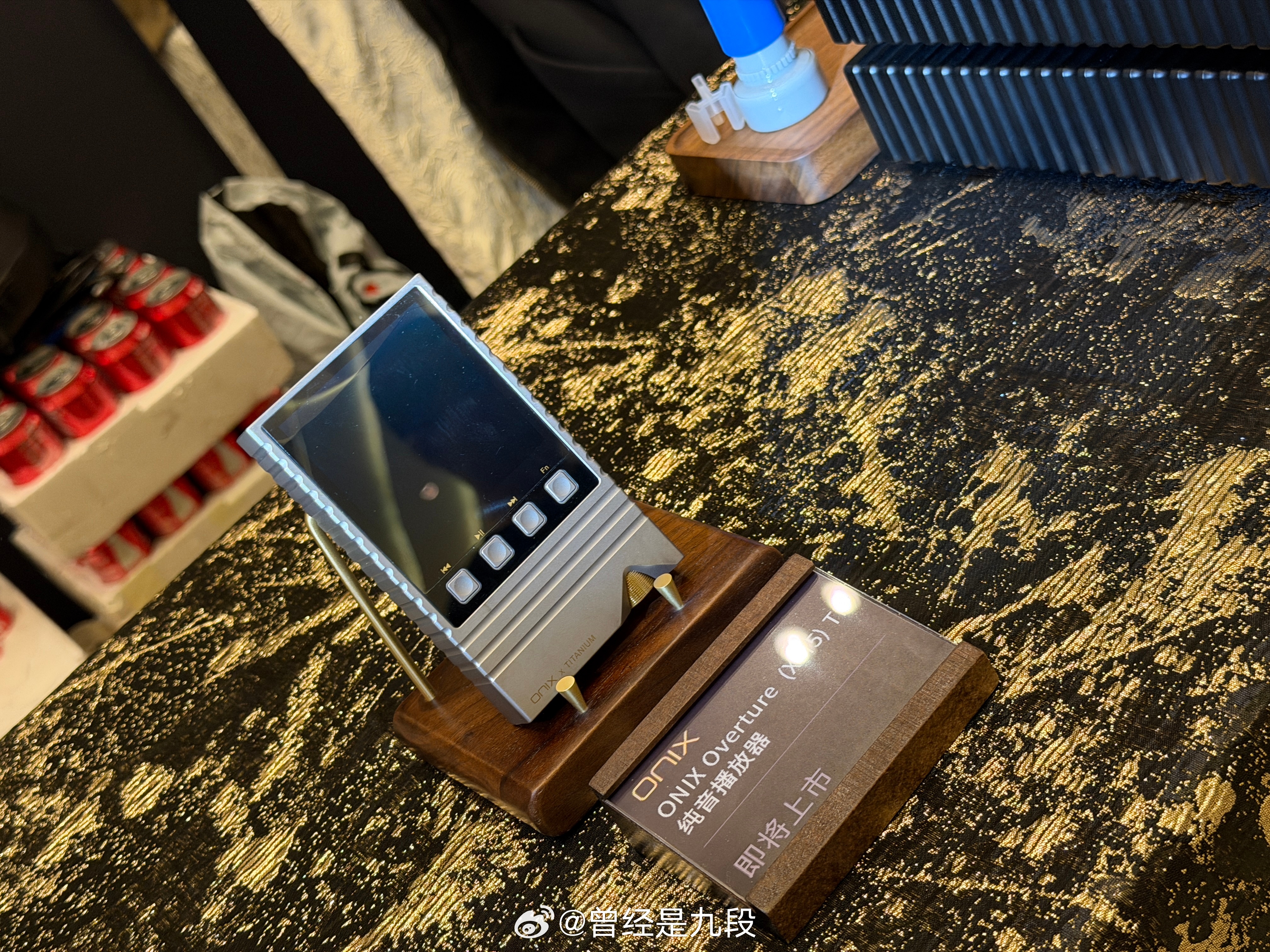 每年三月，上海耳机展都是开年第一场硬仗。今年ONIX与YBA的联合展台，我愣是蹲