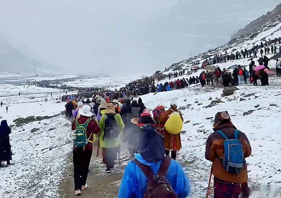 据说这是近期冈仁波齐转山的场景...我觉得这都不是赎罪，而是组团去干妖孽去了..