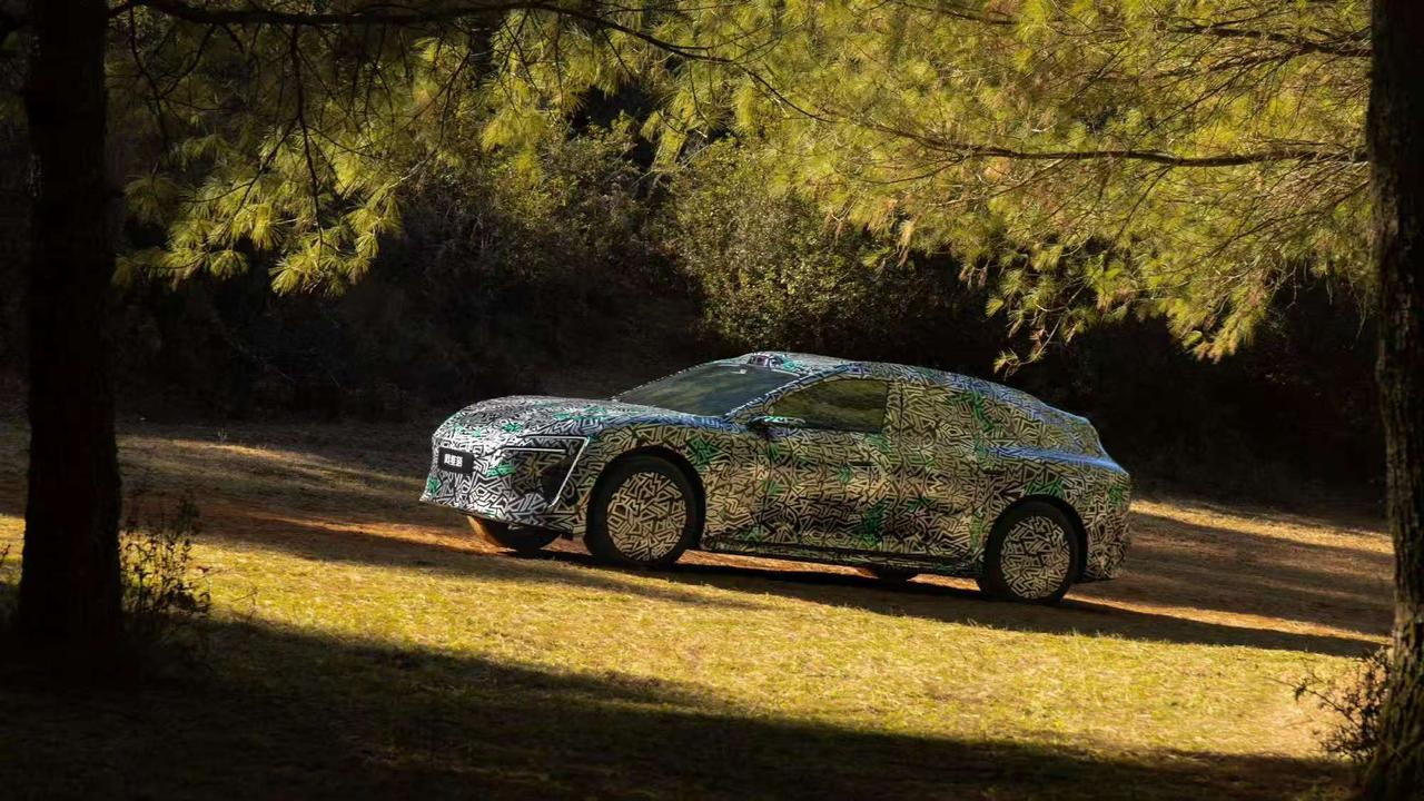 阿维塔全新旅行车曝光，又一个华为系瓦罐来了，激光雷达+电子外后视镜，这个车尾帅不