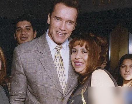 撕开肯尼迪家族“第一夫人”护城河的，不是另一个名媛，而是施瓦辛格家那个女佣。