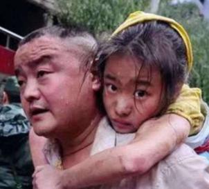2008年，汶川地震，11岁的李佳芹被埋在废墟下十几个小时，她的父亲却不顾他人的
