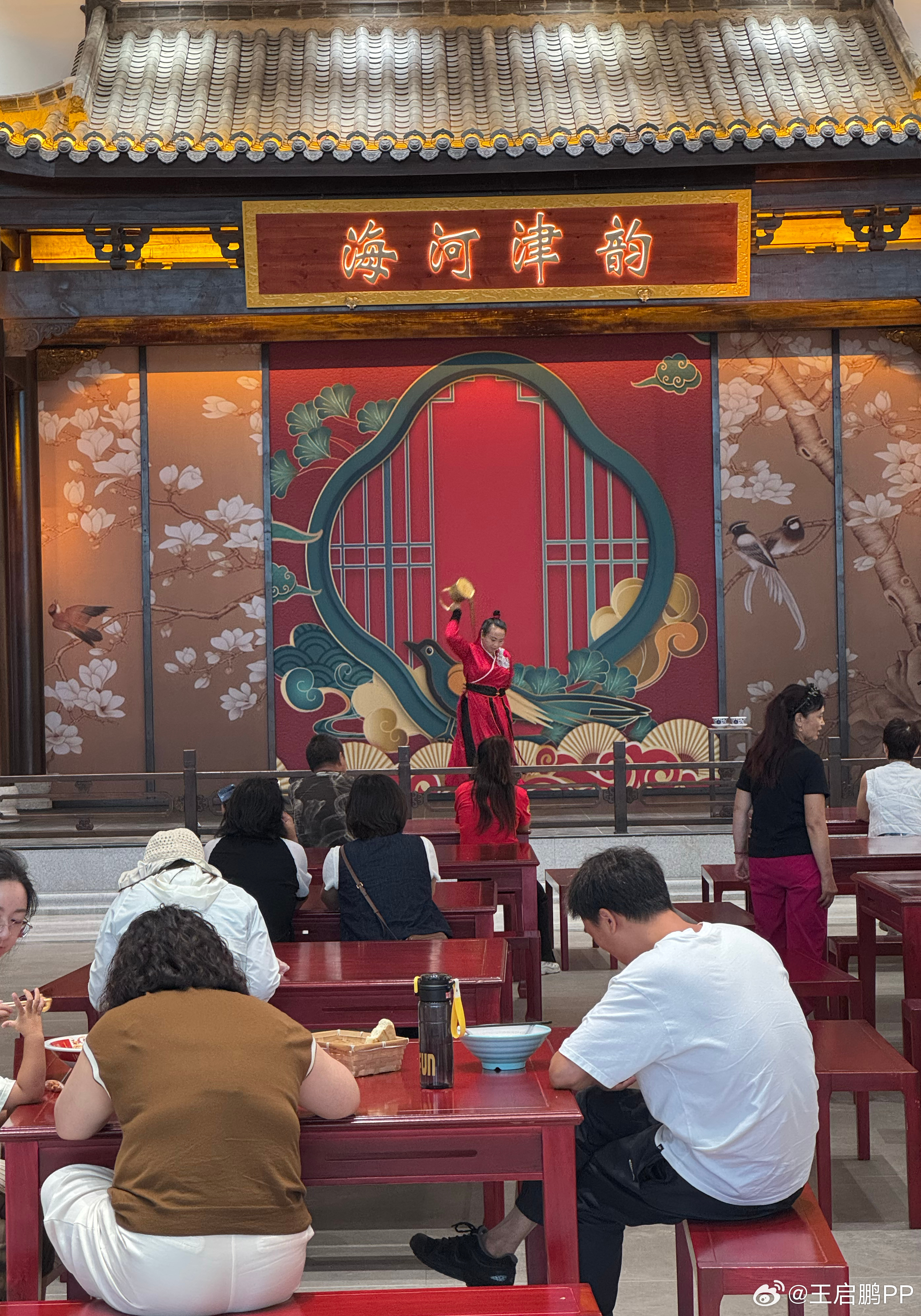 我还是低估了这个服务区的能力，吃了个拌饭，表演上节目了[笑cry]大家对服务区的