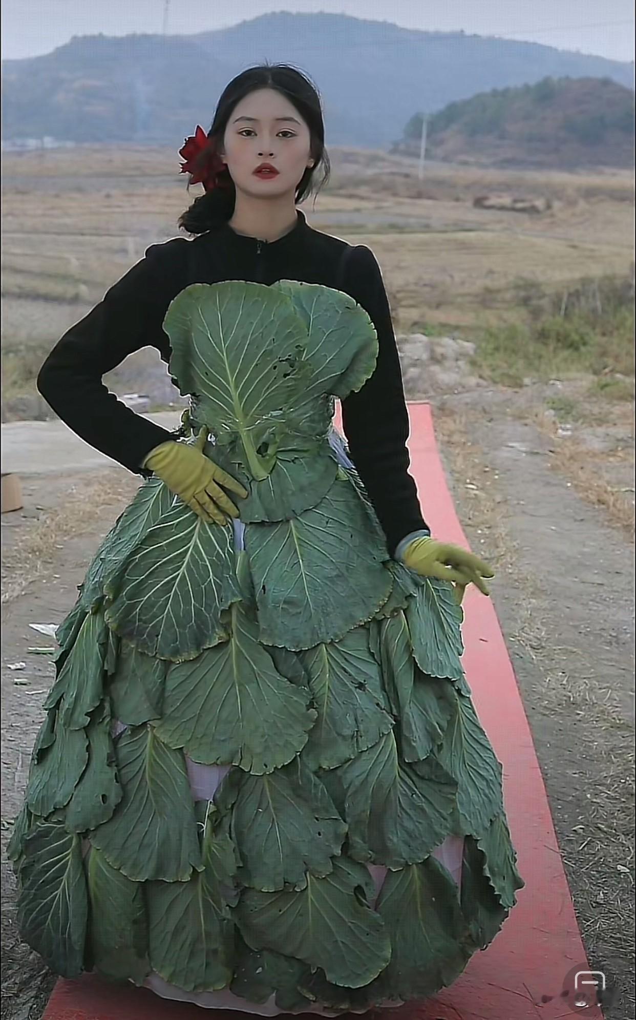 中午无聊看了会直播
有个直播间模特穿着蔬菜走秀[笑哭]
还挺吸引眼球，3万人在围