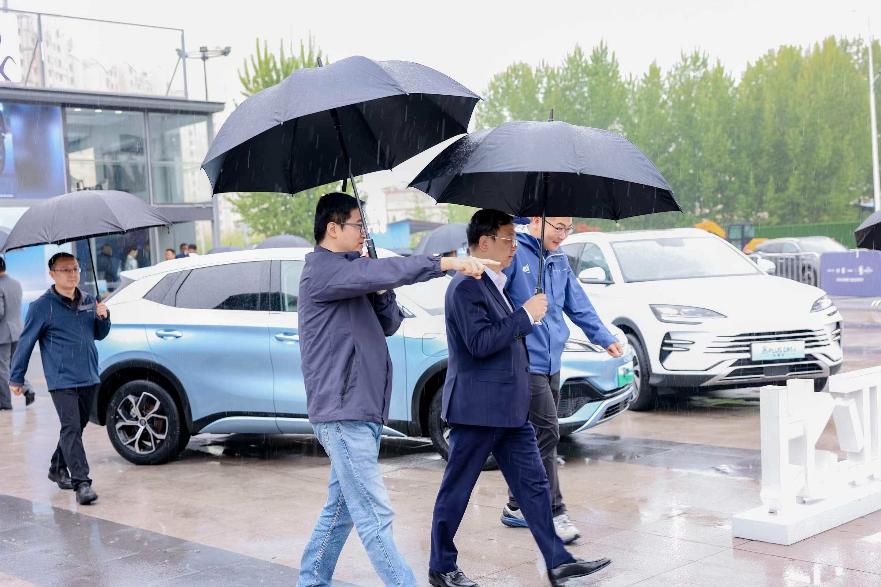 有的老板亲自给车主开车门，有的老板冒雨出差跑县乡市场，世界五百强老板都这么拼，我