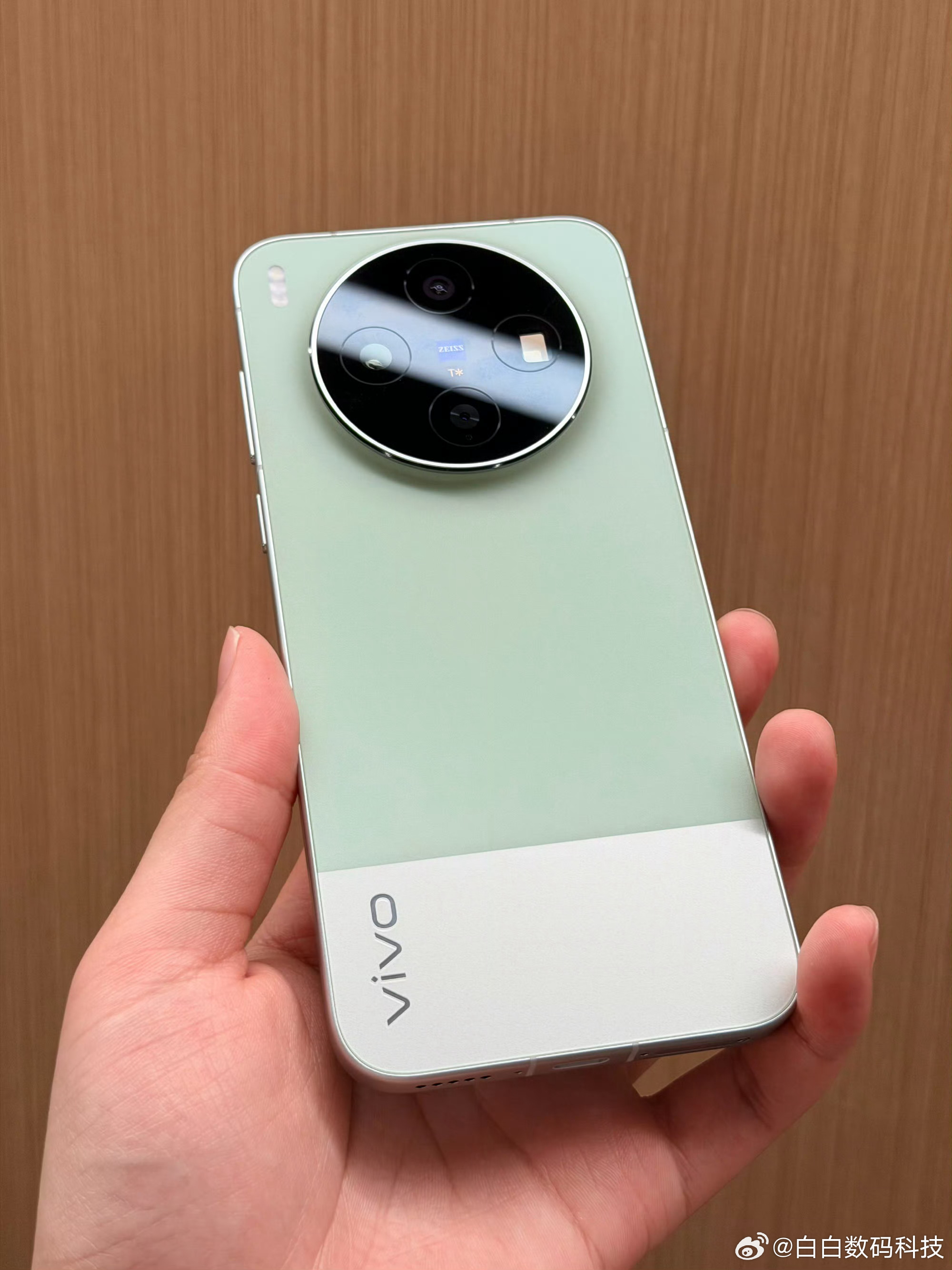 女子把XXXXL号搁浅皇带鱼推回大海X300s已经用一段时间了超能小V单当之无愧