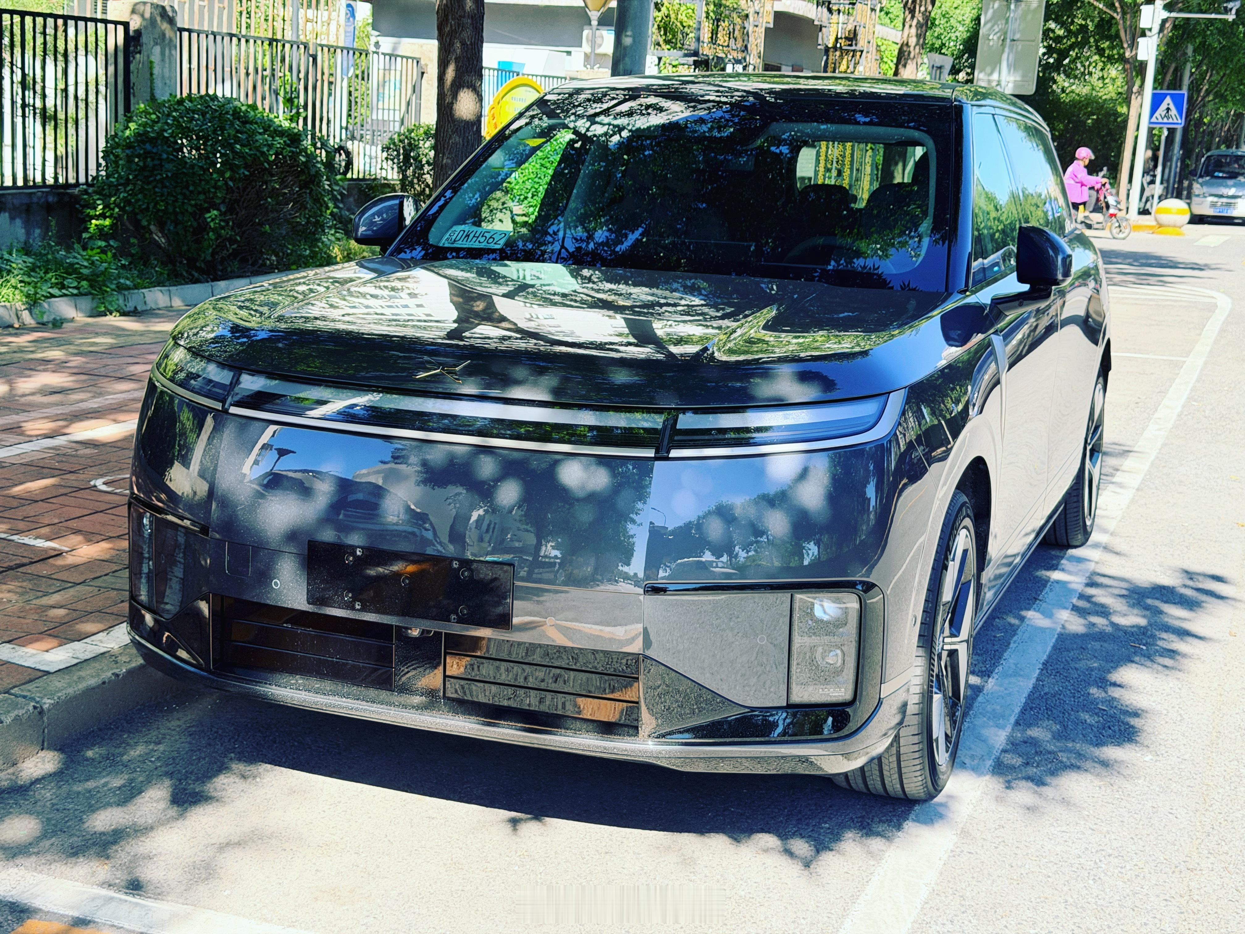 邻居的新车，小鹏GX！有点帅！ ​​​