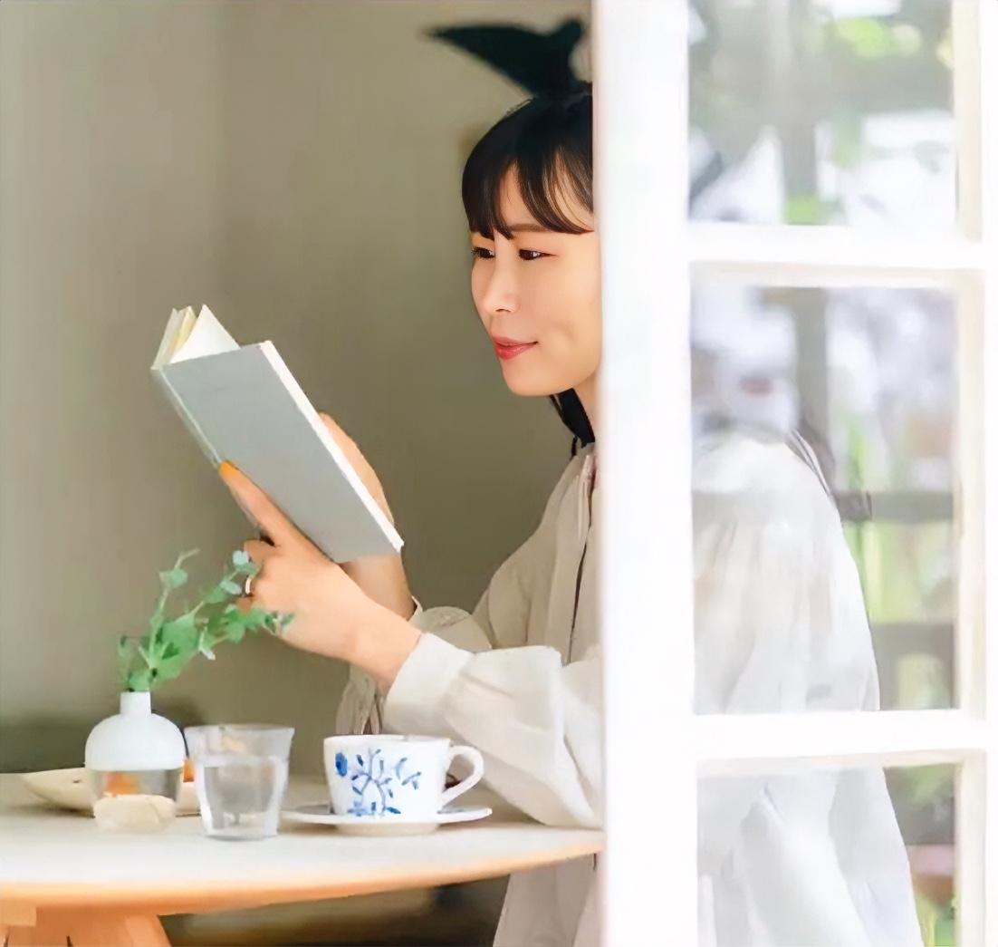 现在很多年轻女生不结婚，恋爱也不谈，然后自嘲是“绝望的直女”，什么意思呢？

就