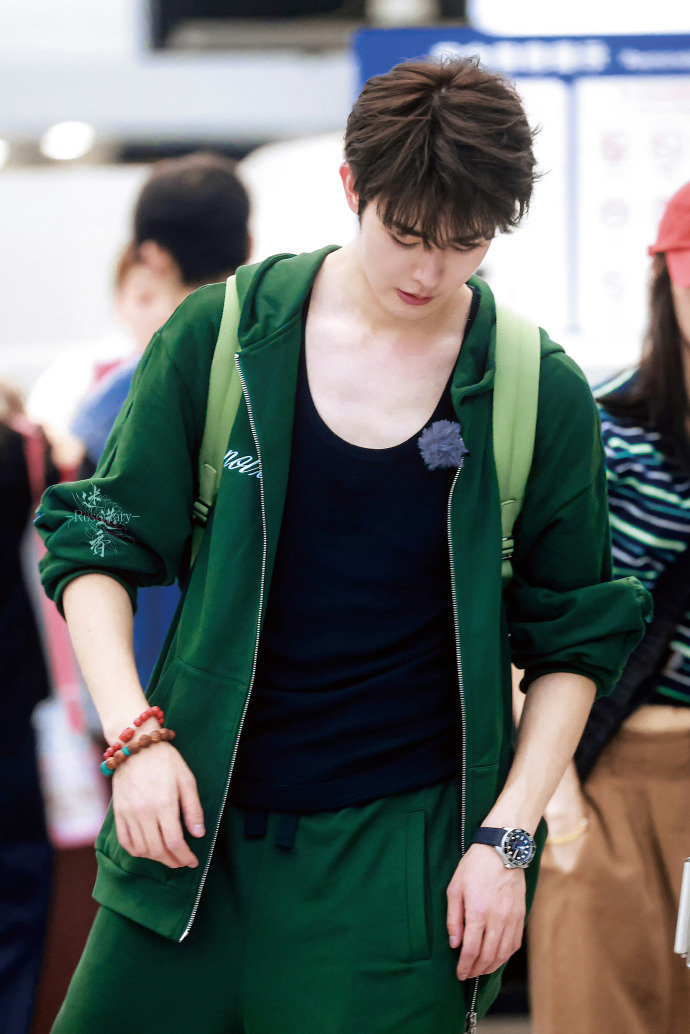 田嘉瑞出发录制花少6啦！黑色背心+绿色外套斯哈斯哈[舔屏]旅途愉快玩得开心！ ​