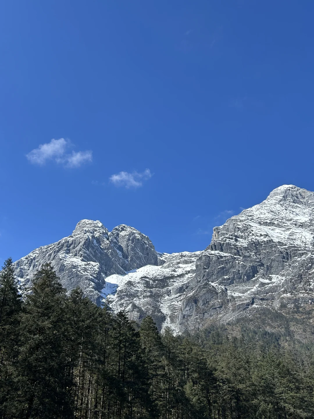 雪山藏在白云间🏔️