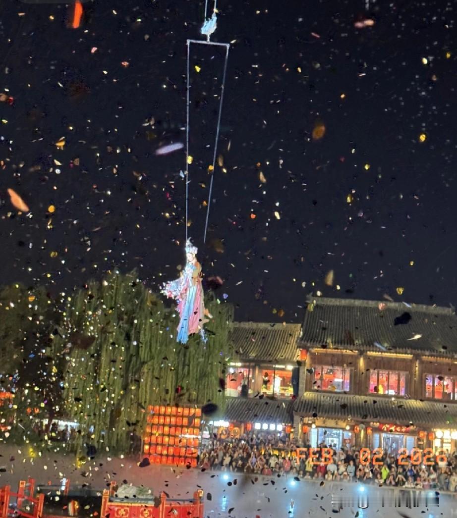 街上有不少穿汉服的小姐姐小哥哥，租套汉服沉浸式逛超有感觉，价格也不算贵。小吃摊琳