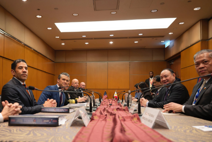 赫格赛斯会见中菲泰等5国防长，照片显示其对华态度截然不同，小心翼翼十分尊重！10