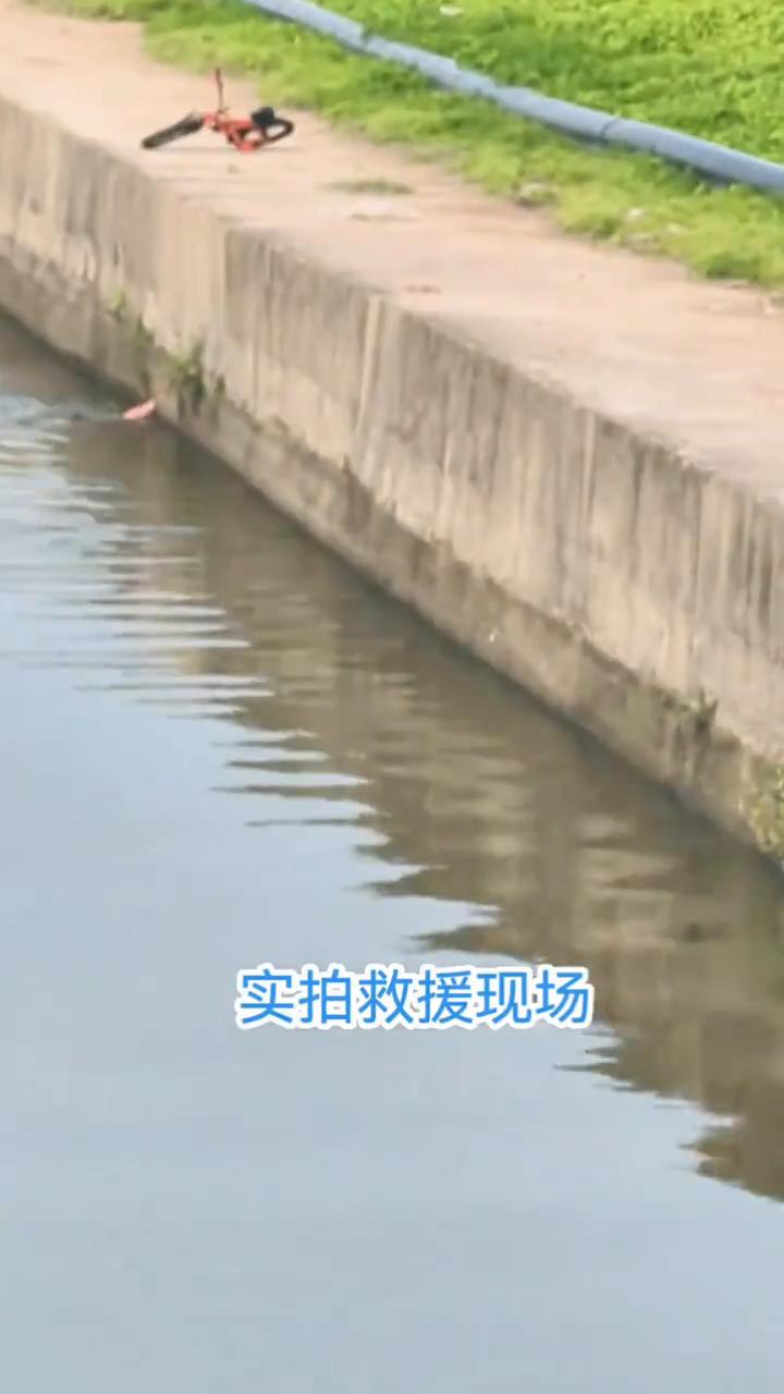 实拍救援现场。