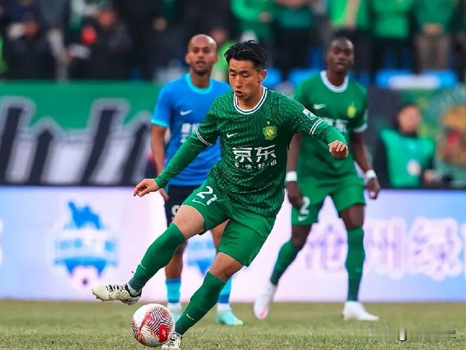 中超绯闻转会---张源…北京国安中场张源的转会真是一波三折，一会儿说加盟大连英博