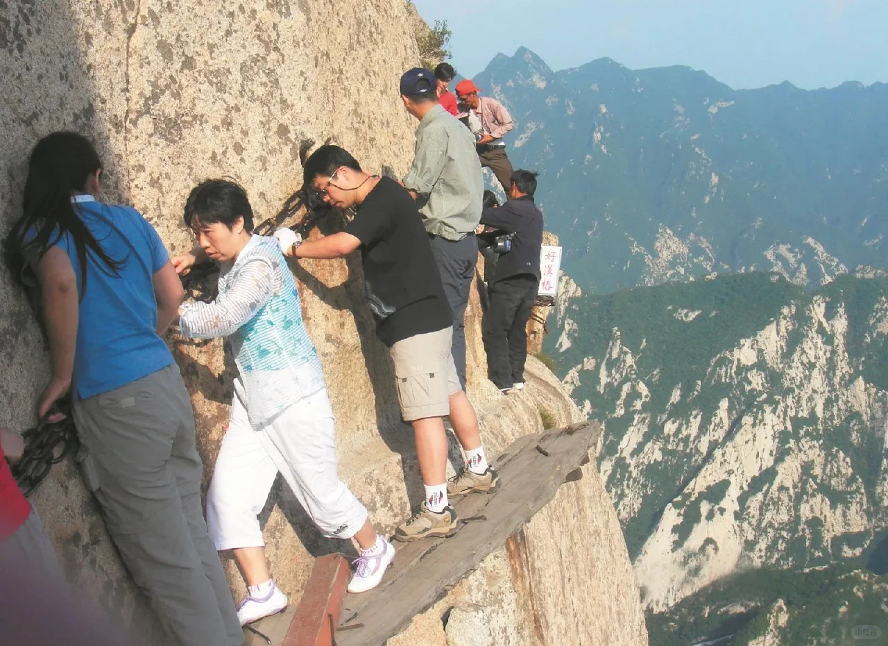 80-90年代，华山的长空栈道还没有安装安全绳，这是当时大胆的游客们在...