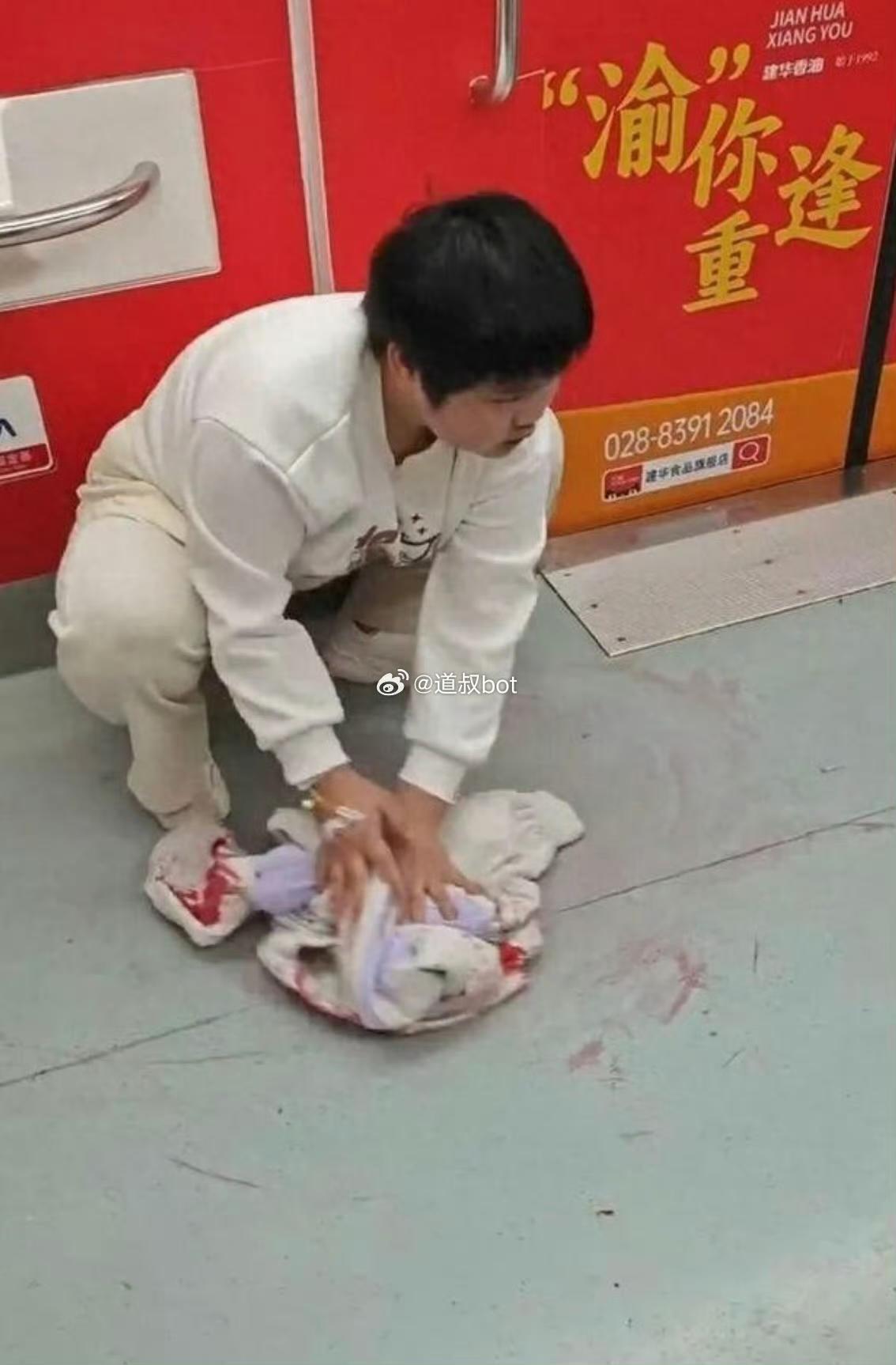 重庆女孩胡心瑶治病已花掉 180 万，家里父母年逾七旬，已经无能为力。
3 月 