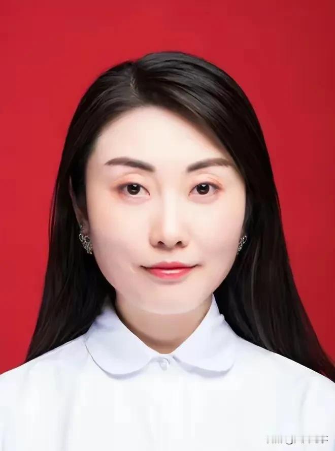 在湖南长沙，最近网络上热议的焦点无疑是美女局长李绍萍的不雅聊天事件。据传，她对丈