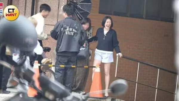 小S复工首日画面曝光小S大长腿 小S《不熙娣》复工首日画面一曝光，我直接被她的大