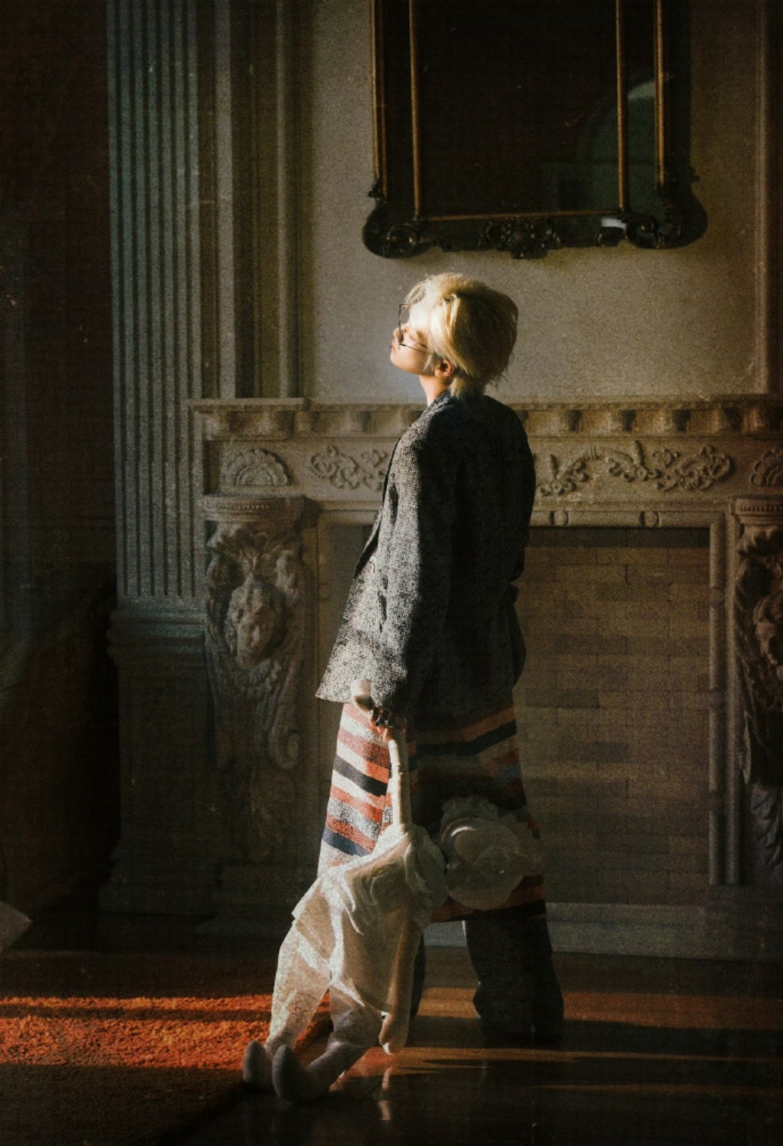 周震南财阀少爷既视感 从摄影的角度看，周震南是绝对的“画报脸”和“故事眼”。他的