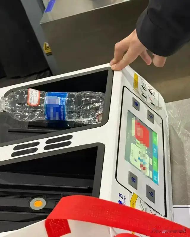 标题：【维权警示】南京酒店针孔矿泉水事件：当安全焦虑遇上商家推诿，消费者该如何自