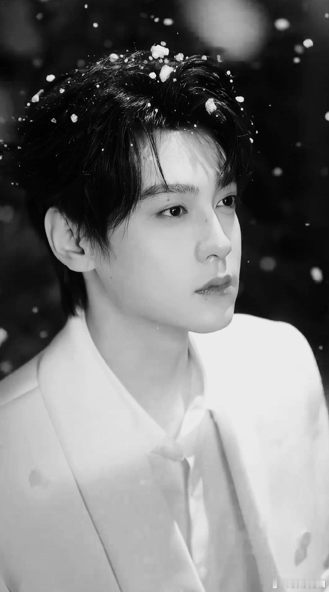 自修⚪️ 🤍🤍白调定格丨晚风携雪来黑白画面里的落雪，是独属于冬日的温柔浪漫。