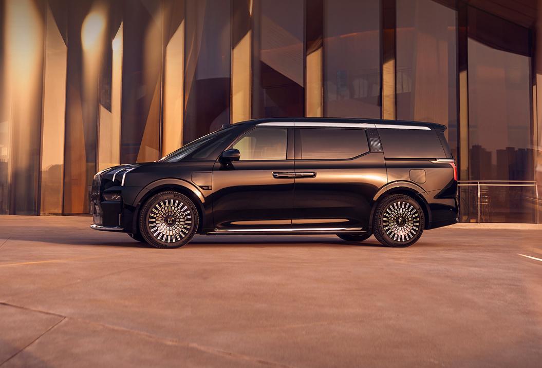 焕新极氪009正式上市，推出六座及七座共3款配置。官方指导价43.98万元起新车