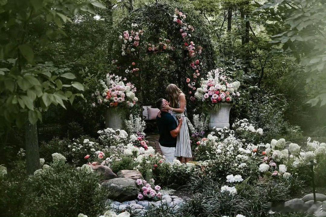 霉霉钻戒8克拉 霉霉和男友Travis Kelce官宣订婚“你的英语老师和体育老