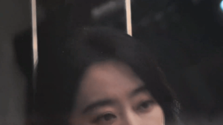 张小斐开盘像开战谁懂啊家人们！！张小斐一身干练西装+手扶输液架大步流星，这视觉冲
