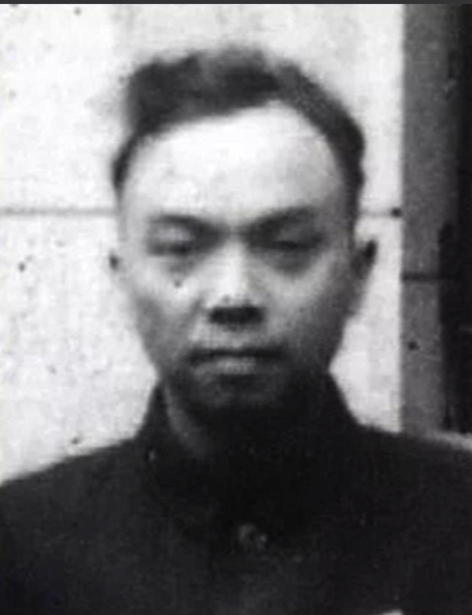 1949年，死刑在即。临行前，看守意味深长道：“早去早回。”他心领神会，扛起一块